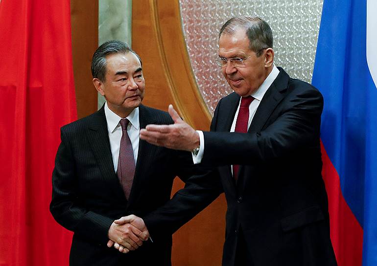 На переговорах в Сочи главы МИД КНР и РФ Ван И и Сергей Лавров всячески демонстрировали, что российско-китайская дружба крепнет день ото дня