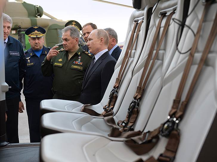 Министр обороны Сергей Шойгу и президент Владимир Путин взглянули в будущее стратегической авиации