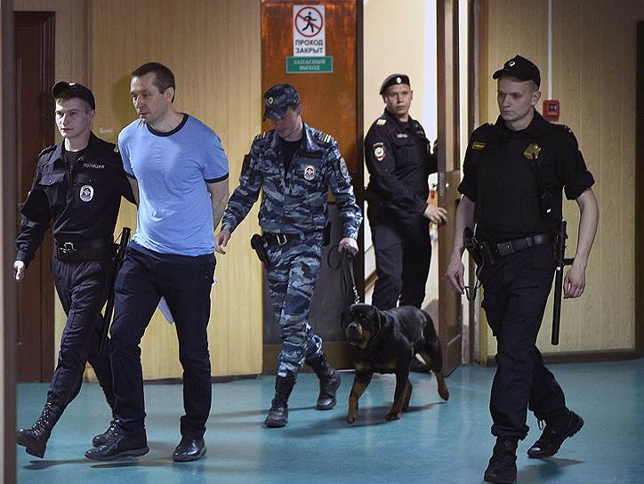 Дмитрий Захарченко (второй слева) в суде не признал вины ни по одному пункту 