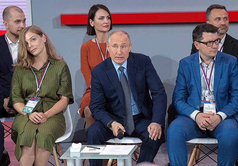 Участники пленарного заседания давали понять, что им сейчас не до Владимира Путина: надо успеть задать вопрос ему