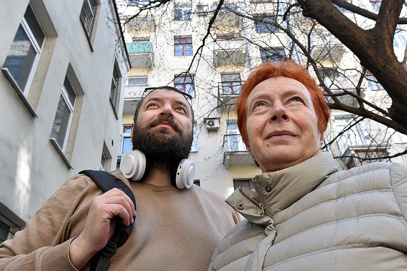 Дочь репрессированного Евгения Борисовна Шашева с сыном Владиславом возле дома, где жили ее родители