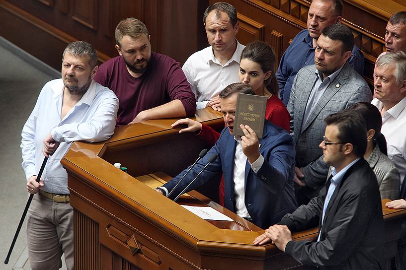 Лидер Радикальной партии Олег Ляшко (в центре) во время заседания