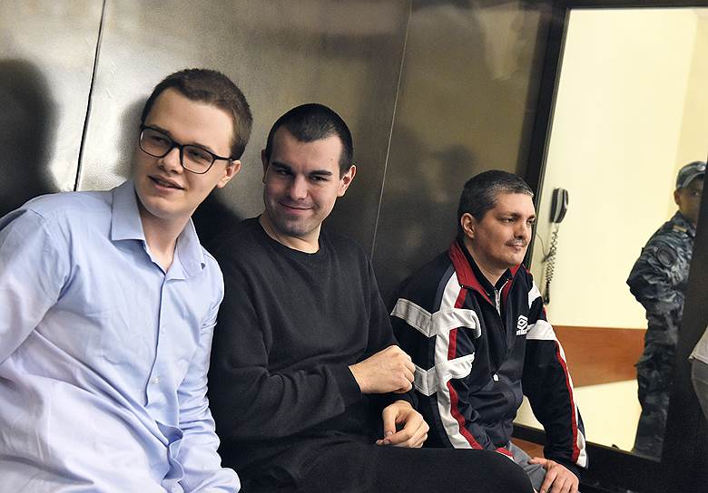 Просьбу Вячеслава Крюкова, Руслана Костыленкова и Петра Карамзина (слева направо) перевести их под домашний арест суд не удовлетворил