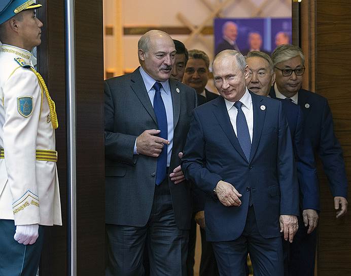 Александр Лукашенко перед церемонией фотографирования все пытался что-то объяснить Владимиру Путину, но того гораздо больше интересовал Нурсултан Назарбаев, с которым он даже надолго отошел в сторону