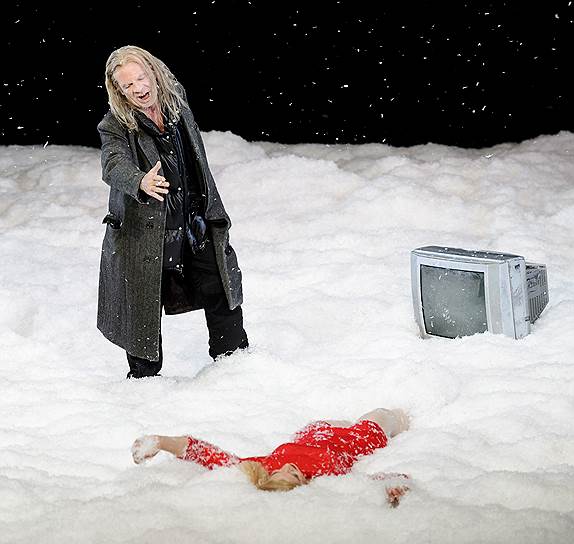Стараниями сценографа Карин Брак все два часа действия на сцене идет снег