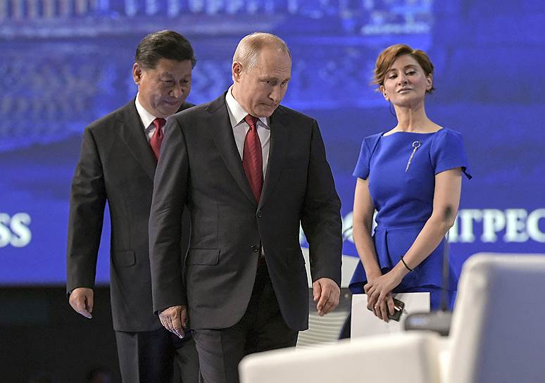 Телеведущая Софико Шеварднадзе провожает взглядом на сцену Владимира Путина и Си Цзиньпина