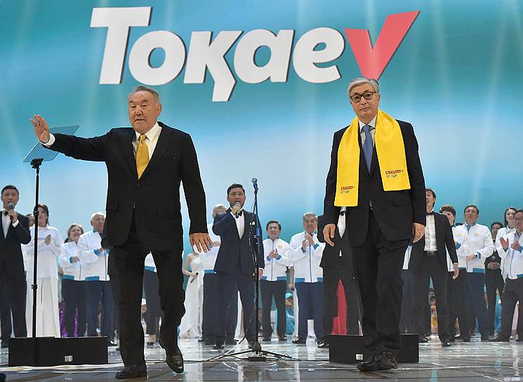 Нурсултан Назарбаев (слева) призвал сограждан ставить в бюллетенях галочку только напротив фамилии Токаев
