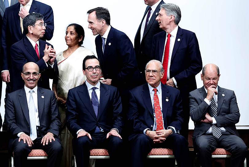 Слева направо во втором ряду: президент Азиатского банка развития Такэхико Накао, министр финансов Индии Нирмала Ситараман, управляющий Банка Англии Марк Карни, канцлер Казначейства Великобритании Филип Хэммонд на переговорах министров финансов, представителей центробанков, министров торговли стран G20