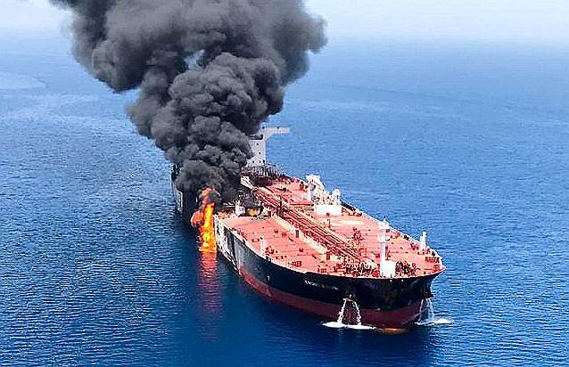 Пожары на танкерах в Оманском заливе немедленно отразились на рынке нефти: цены на нее выросли вчера днем почти на 4%