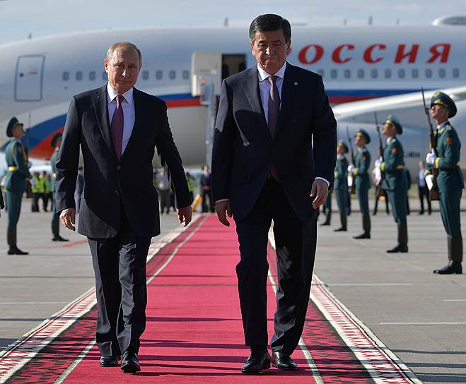 По итогам саммита в Бишкеке президент РФ Владимир Путин примет председательство в ШОС у своего коллеги Сооронбая Жээнбекова