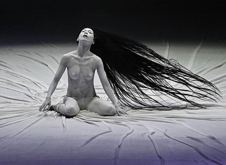 Длинные волосы танцовщицы материализовали абстрактное название спектакля «Вечное движение жизни»