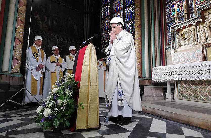 Архиепископу Парижскому Мишелю Опети пришлось сменить торжественную митру на каску