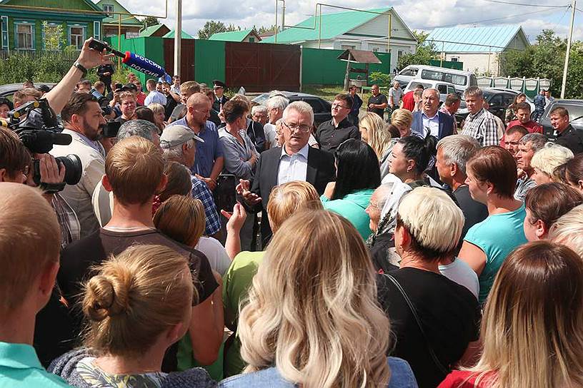 Губернатор Пензенской области Иван Белозерцев (в центре) заверил жителей Чемодановки, что ситуация в селе находится «на жестком контроле»