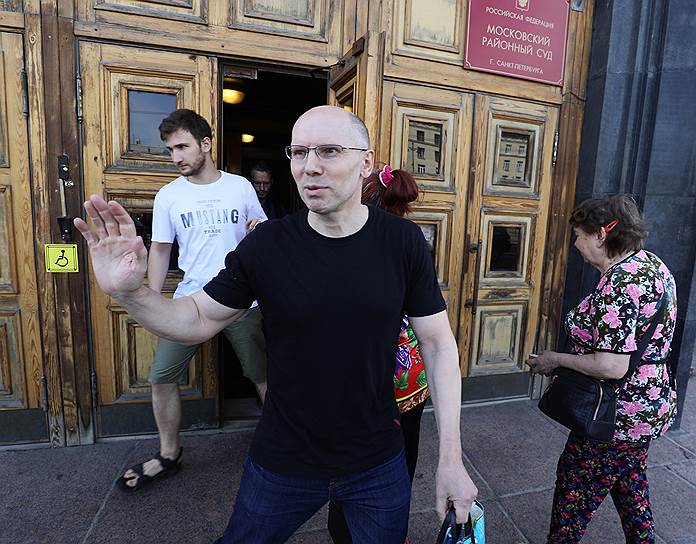 Главному редактору «Новых колес», бывшему депутату калининградской облдумы Игорю Рудникову, освобожденному в зале суда, еще вчера утром грозили десять лет