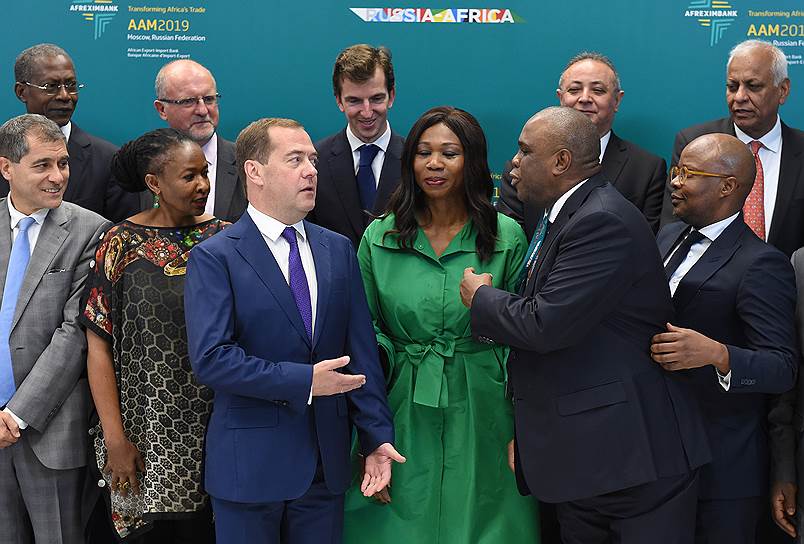 Премьер-министр РФ Дмитрий Медведев призвал гостей конференции «Россия—Африка» смотреть в будущее и совместно развивать экономические проекты в регионе