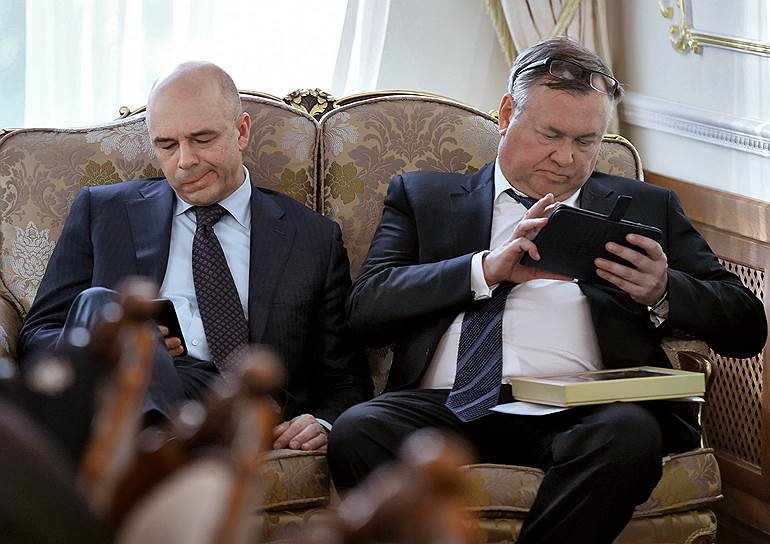 Первый заместитель председателя правительства Антон Силуанов и президент-председатель правления ВТБ Андрей Костин