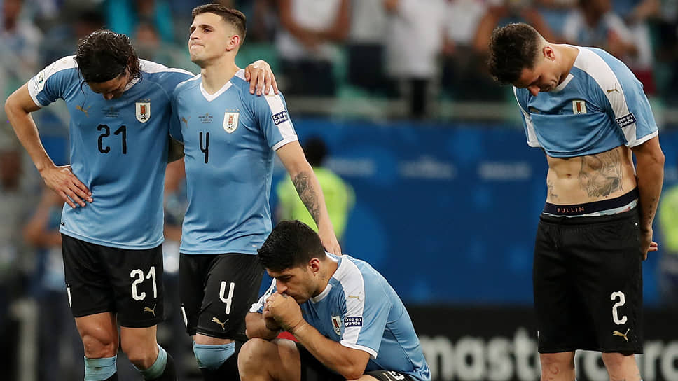 В четвертьфинале против сборной Перу нападающий уругвайцев Луис Суарес (второй справа) допустил решающую ошибку в серии пенальти