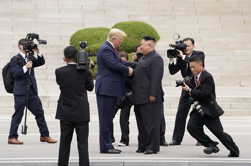 Дональд Трамп, прибывший на встречу с Ким Чен Ыном, стал первым президентом США, который пересек небольшой бетонный бордюр, с 1953 года разделяющий Корейский полуостров