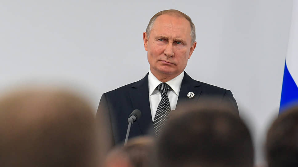 В действительности на пресс-конференции Владимир Путин был менее скептичен, чем на этом снимке