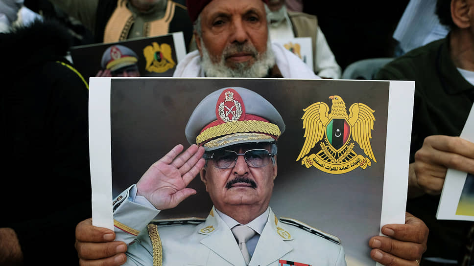 Главнокомандующий Ливийской национальной армии фельдмаршал Халифа Хафтар (на портрете)