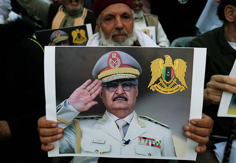 Главнокомандующий Ливийской национальной армии фельдмаршал Халифа Хафтар (на портрете)