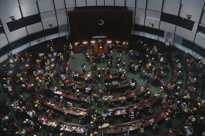 Свое отношение к Пекину оккупировавшие парламент Гонконга протестующие выразили, вывесив флаг колониальной британской администрации, утратившей контроль над городом в 1997 году