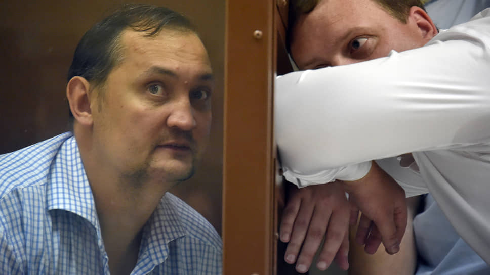 Алексей Белобородов (слева) частично признал вину, но от ареста его это не избавило