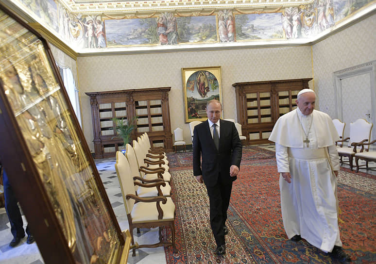 Переговоры Владимира Путина и папы Франциска прошли в библиотеке Апостольского дворца. Их темами были конфликты на Украине, в Сирии и Ливии, отношения России и ЕС, иранская ядерная программа
