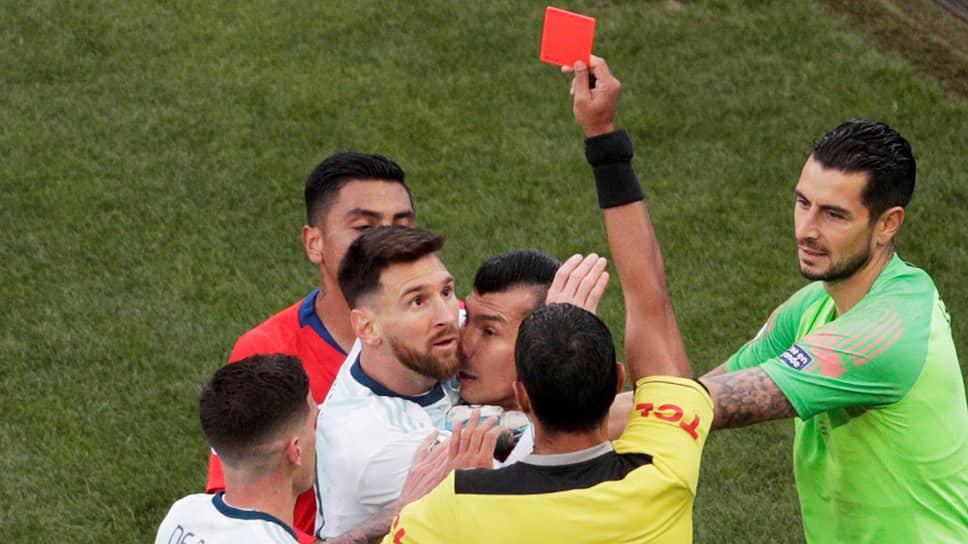 Красная карточка, показанная Лионелю Месси (в центре) в матче за третье место на Кубке Америки против сборной Чили, стала всего лишь второй в карьере знаменитого аргентинца