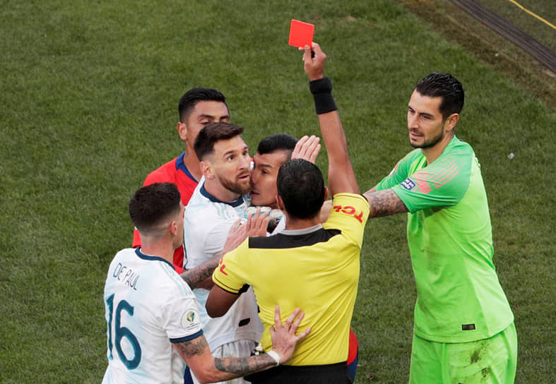 Красная карточка, показанная Лионелю Месси (в центре) в матче за третье место на Кубке Америки против сборной Чили, стала всего лишь второй в карьере знаменитого аргентинца