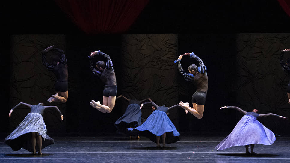 Артисты Compania Nacional de Danza живо, легко, остроумно справились с ранним балетом Начо Дуато