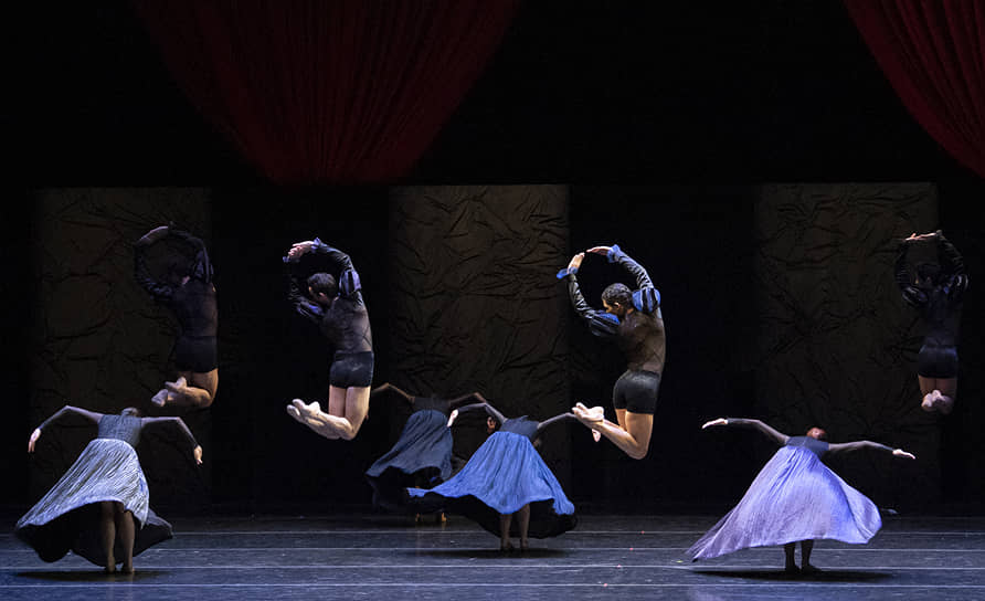 Артисты Compania Nacional de Danza живо, легко, остроумно справились с ранним балетом Начо Дуато