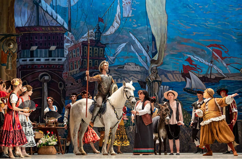 Оформление спектакля добросовестно воспроизводит эскизы Головина и Коровина к «Дон Кихоту» 1900 года
