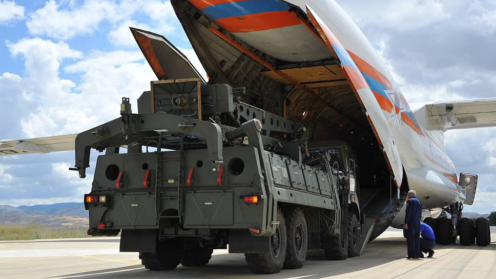 Начавшиеся поставки российских зенитных ракетных систем С-400 в Турцию Вашингтон встретил с негодованием, но санкции против Анкары сразу вводить не решился