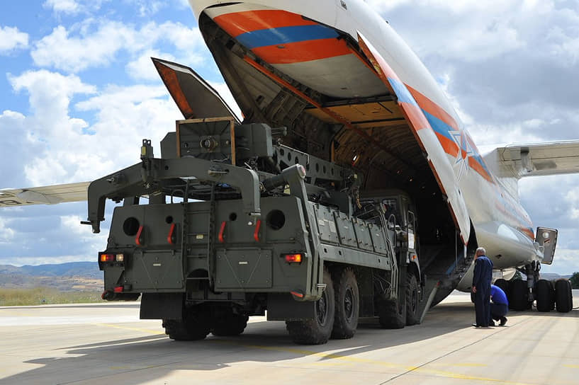 Начавшиеся поставки российских зенитных ракетных систем С-400 в Турцию Вашингтон встретил с негодованием, но санкции против Анкары сразу вводить не решился