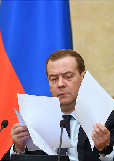 В проектном офисе Белого дома премьер-министру Дмитрию Медведеву все чаще приходится обсуждать не столько организацию проектов, сколько тормозящие их процессы