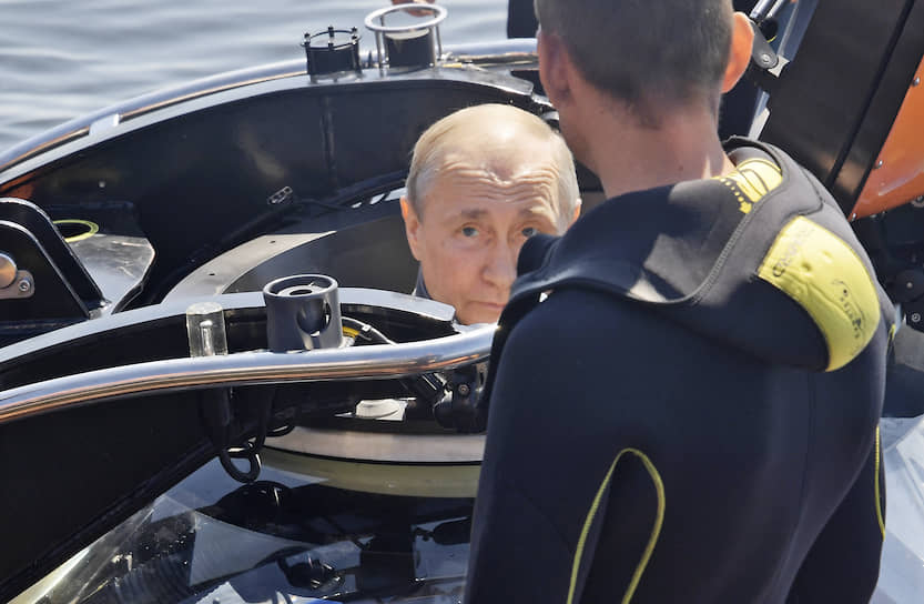 Владимир Путин уже не в первый раз ныряет в батискаф, так что кажется, что слился с ним