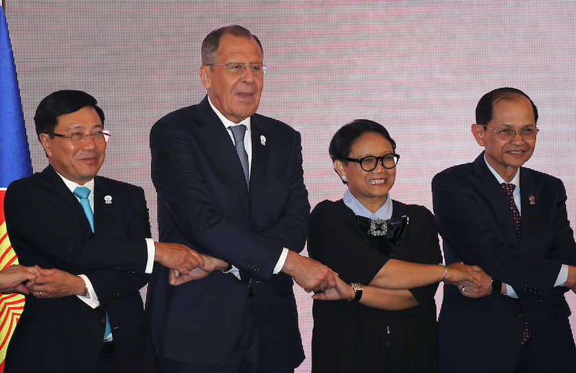 Слева направо: министр иностранных дел Вьетнама Фам Бинь Минь, глава МИД России Сергей Лавров, министр иностранных дел Индонезии Ретно Марсуди