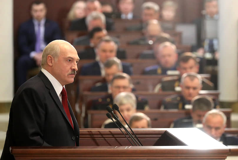 Президент Белоруссии Александр Лукашенко попросил парламент на год сократить свои полномочия, и законодатели возражать не стали. «Парламентарии с нами согласились. Они, депутаты наши, в этом плане молодцы»,— похвалил их президент