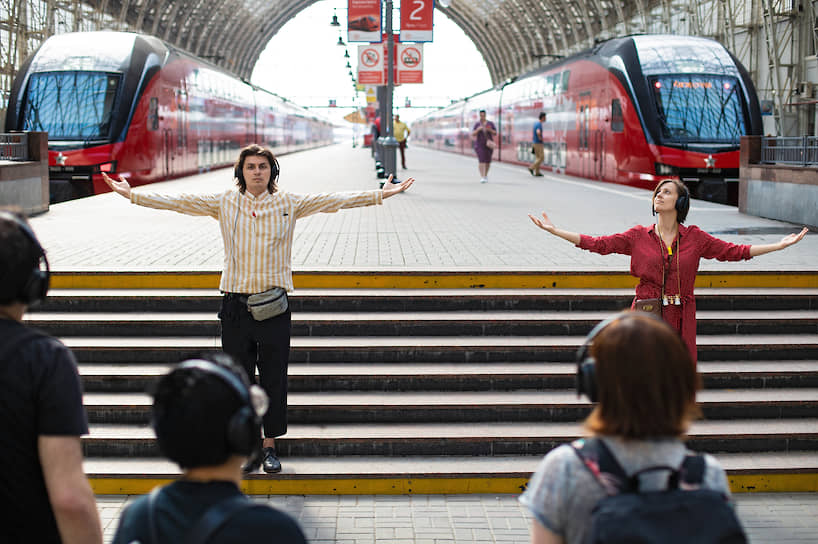 Точные и аскетичные движения двух гидов-перформеров сопровождают спектакль-путешествие по Киевскому вокзалу