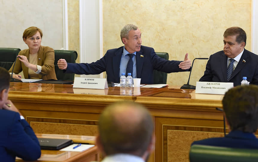 Сенатор Андрей Климов (в центре) знает, как законодательно защитить участников уличных акций от иностранного вмешательства