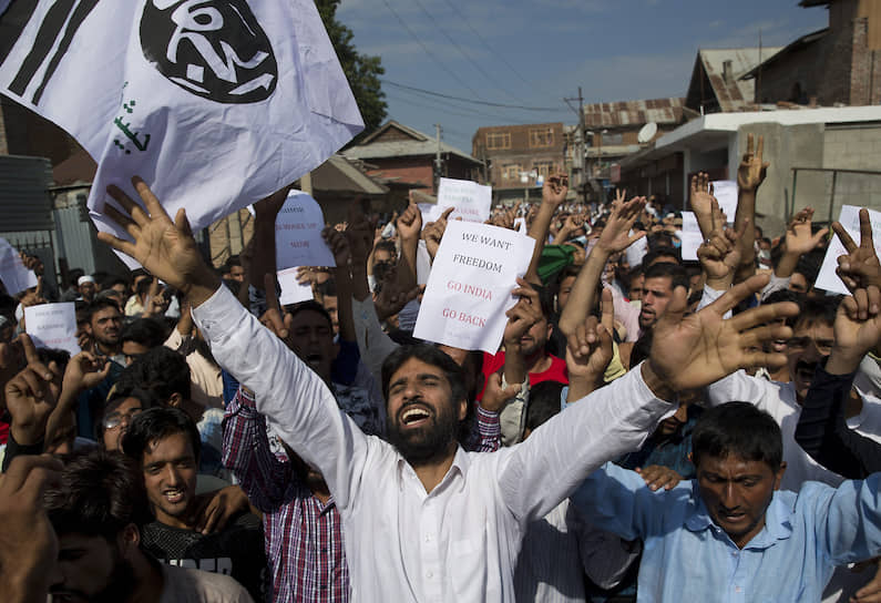 После молитвы в мечетях по случаю праздника Ид аль-Адха мусульмане Кашмира вышли на акцию протеста против лишения штата особого статуса