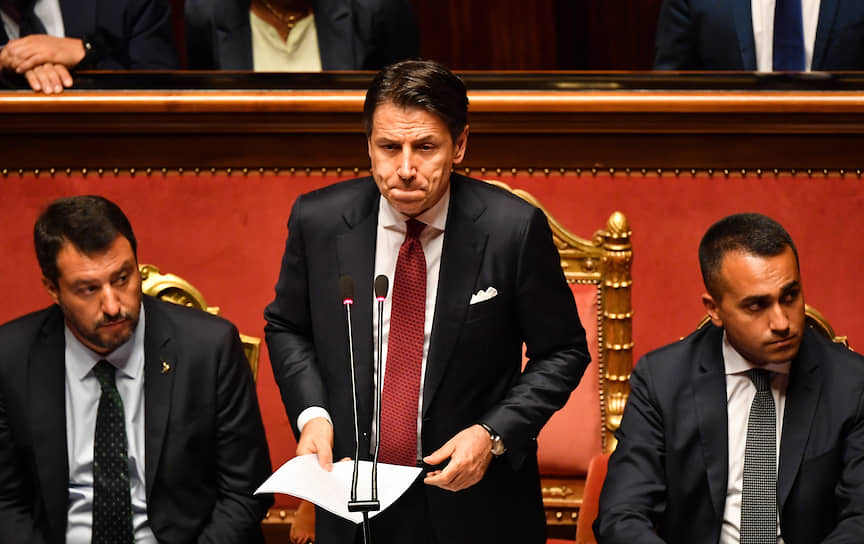 Премьер Италии Джузеппе Конте (в центре) объявил в Сенате о своей отставке. Правительственный кризис спровоцировал вице-премьер, лидер «Лиги» Маттео Сальвини (слева), вышедший из коалиции с другим вице-премьером, лидером движения «Пять звезд» Луиджи Ди Майо (справа)