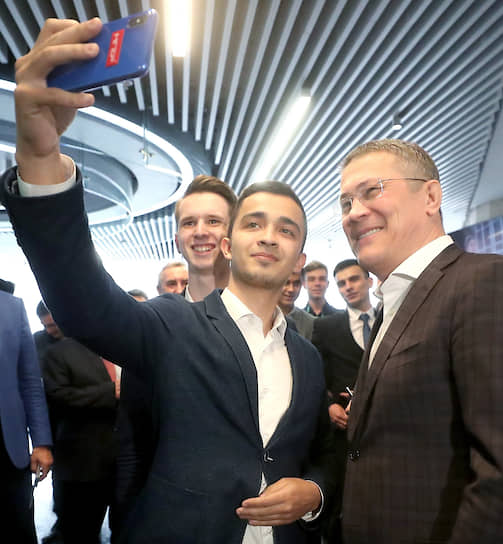 Среди губернаторов и врио, идущих на выборы 8 сентября, Радий Хабиров (справа) оказался самым увлеченным пользователем Instagram