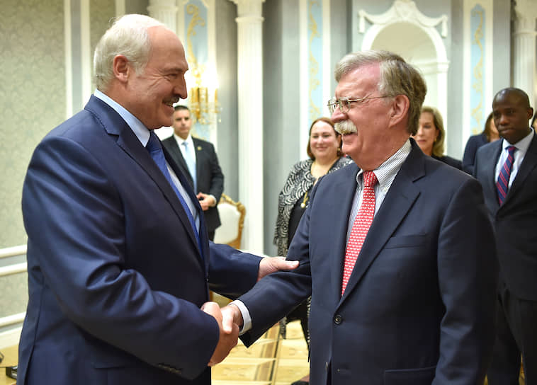 Президент Белоруссии Александр Лукашенко (слева) и советник президента США по нацбезопасности Джон Болтон