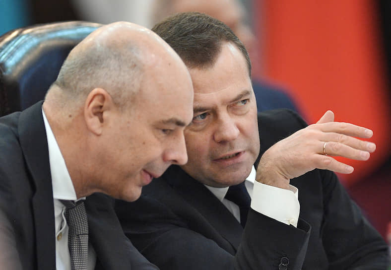 Возглавляемый Антоном Силуановым (слева) Минфин доложил главе правительства Дмитрию Медведеву, что время для включения трех из шести неналоговых платежей в НК еще не пришло