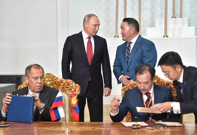По итогам переговоров президентов РФ и Монголии Владимира Путина и Халтмаагийна Баттулги (на заднем плане) было подписано 11 документов, в том числе договор о дружественных отношениях и всеобъемлющем стратегическом партнерстве