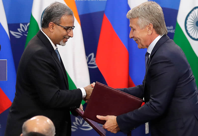 Посол Индии в России Бала Венкатеш Варма (слева) и глава НОВАТЭКа Леонид Михельсон