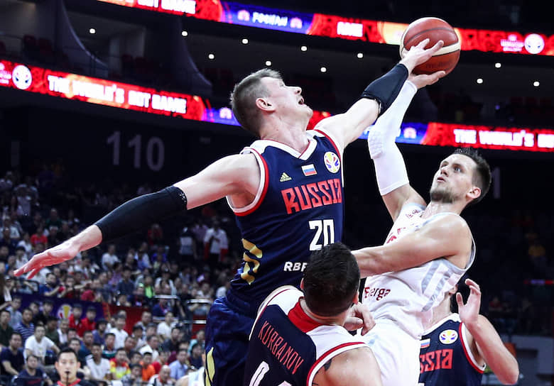 Баскетболисты сборной России (слева — Андрей Воронцевич) долго лидировали в матче с поляками, но в заключительной четверти не удержали преимущество