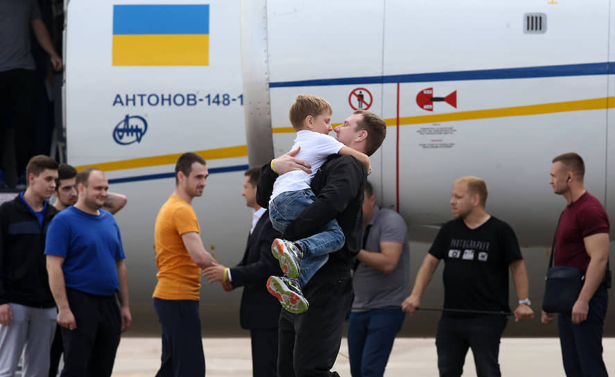 У трапа самолета, приземлившегося в аэропорту Борисполь, президент Украины Владимир Зеленский (в центре на втором плане) пожал руку каждому из вернувшихся украинцев